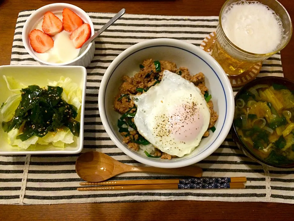 豚ひき肉とニラのオイスターソース丼 わかめサラダ 白菜とほうれん草のお味噌汁 牛乳プリン苺のせ|haseseさん