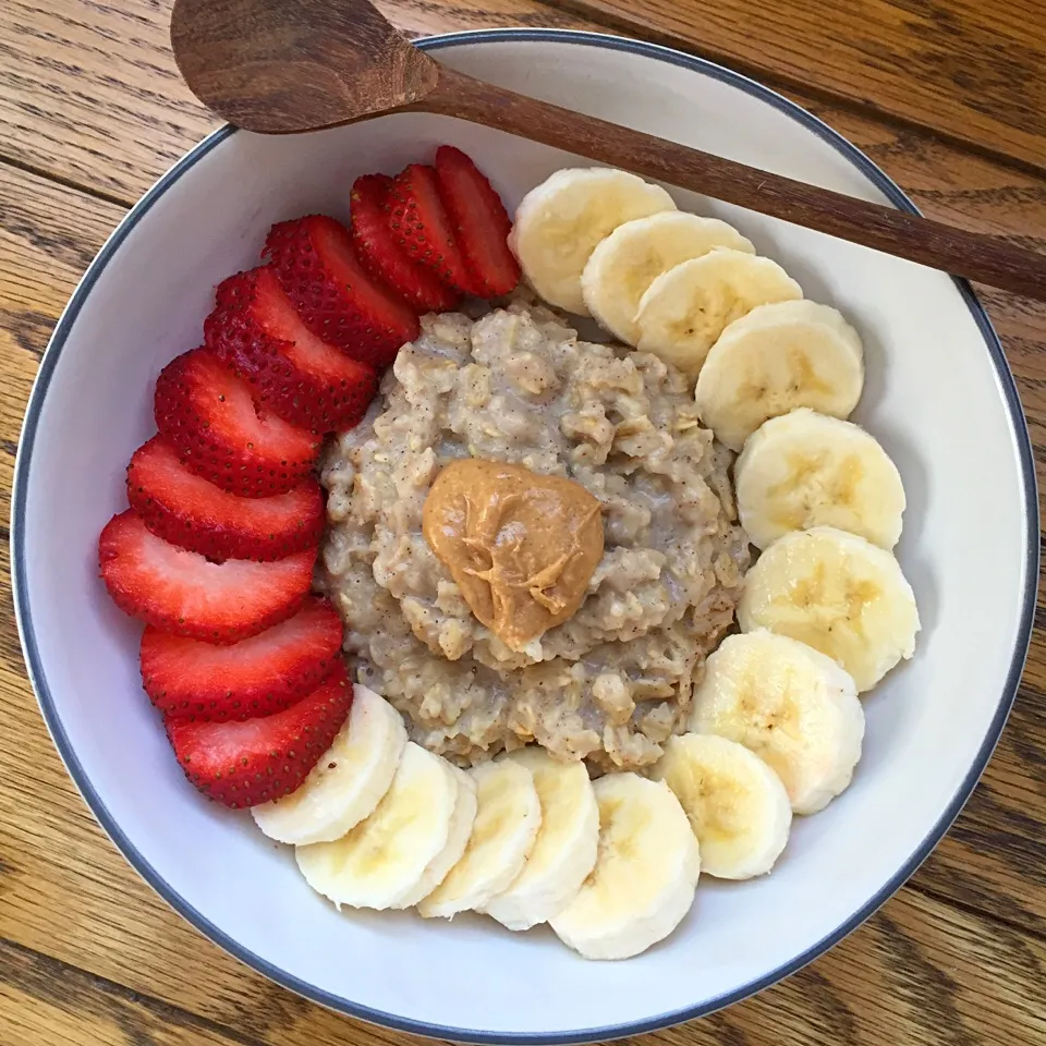 Cinnamon oatmeal with banana & strawberry topped with peanut butter|victoria valerioさん