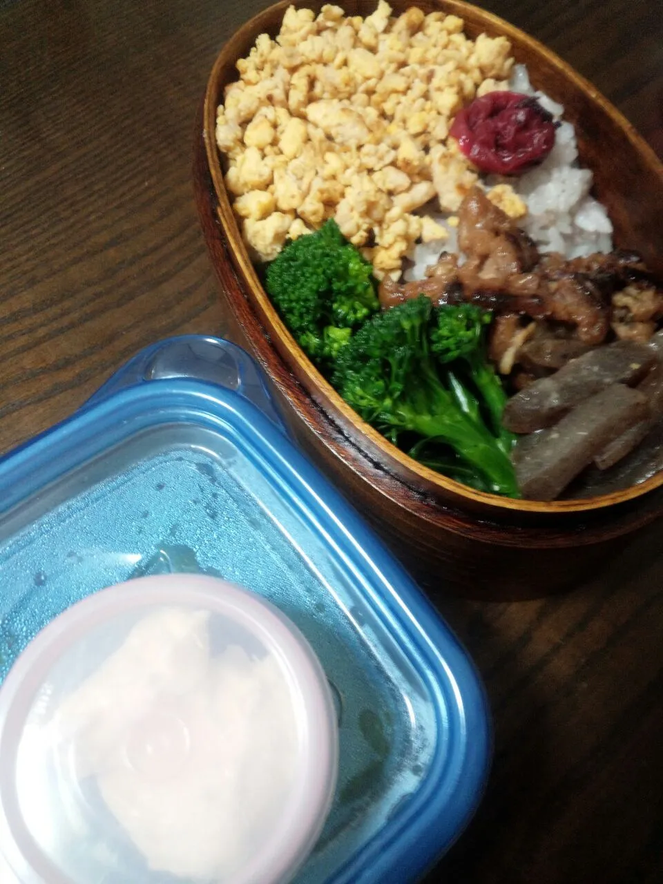 2014.12.8 野菜多いお弁当♪茹でレタスにはチーズとベーコンのディップを添えて。
昨日、一箱300円のレタスを買ったので(^-^)今夜もレタスです♪|Rachi Hirokoさん