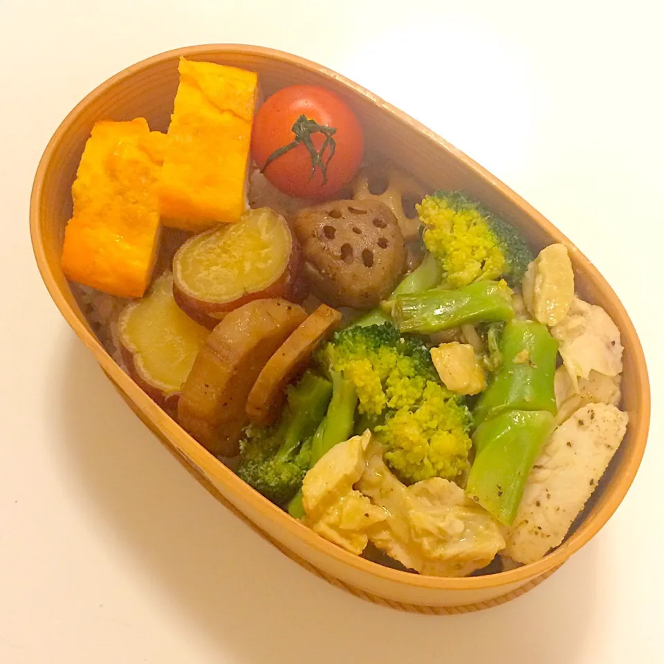 Snapdishの料理写真:今日のお弁当！チキンとブロッコリーのカレーヨーグルトソース和え、レンコンのにんにく黒胡椒炒め、サツマイモのレモン煮、卵焼きd(ﾟεﾟ*)|mamigoさん