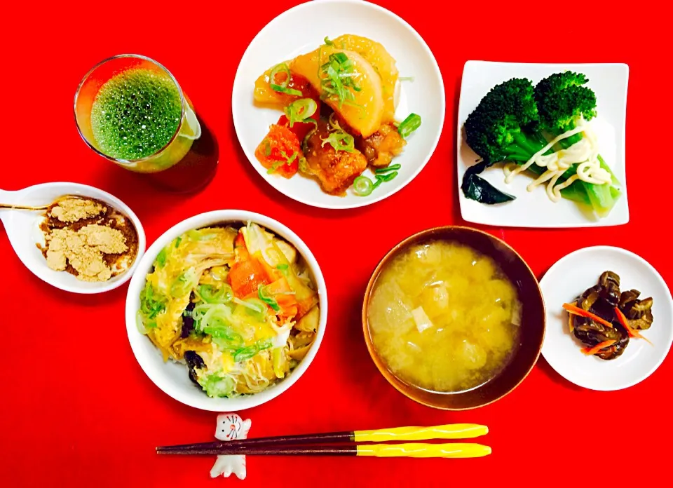 朝ごはんは勝負飯^o^はみちゃん定食❗️昨夜のすき焼きリメイク卵とじ丼、大根と鶏もも肉の甘辛あんかけ、大根味噌汁（笑）大根週間が始まります（笑）|はみちゃんさん