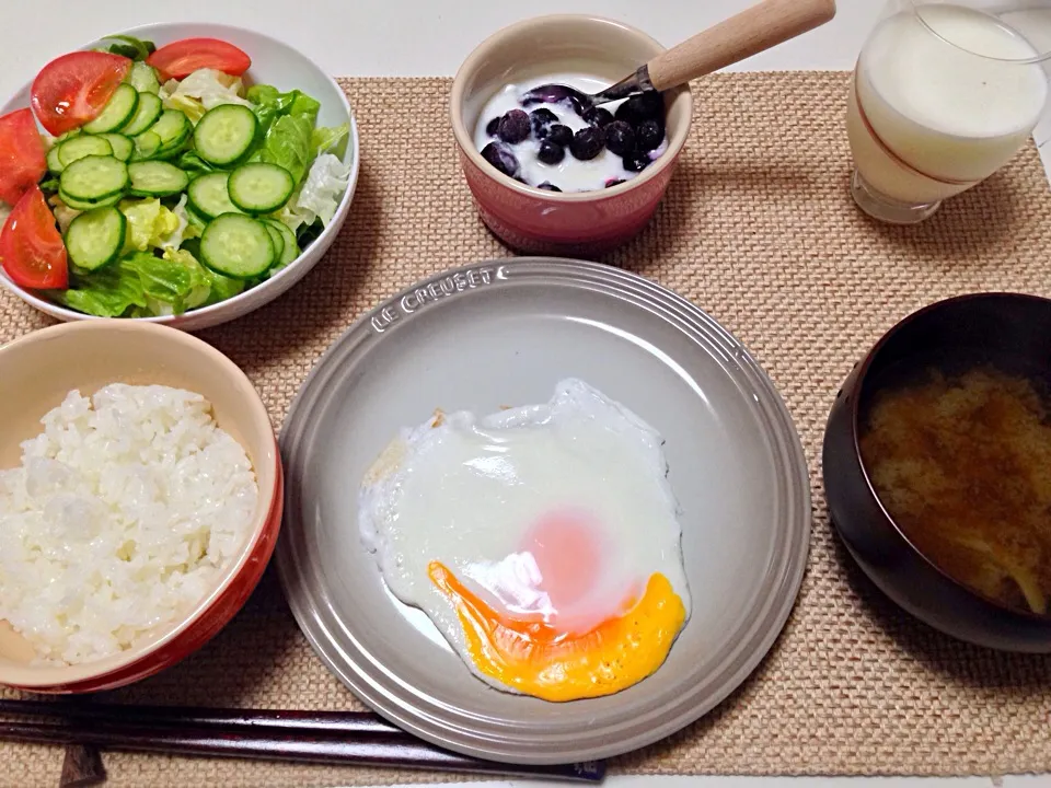 目玉焼き サラダ 蓮根と舞茸の味噌汁 ヨーグルト 牛乳|にゃろめさん