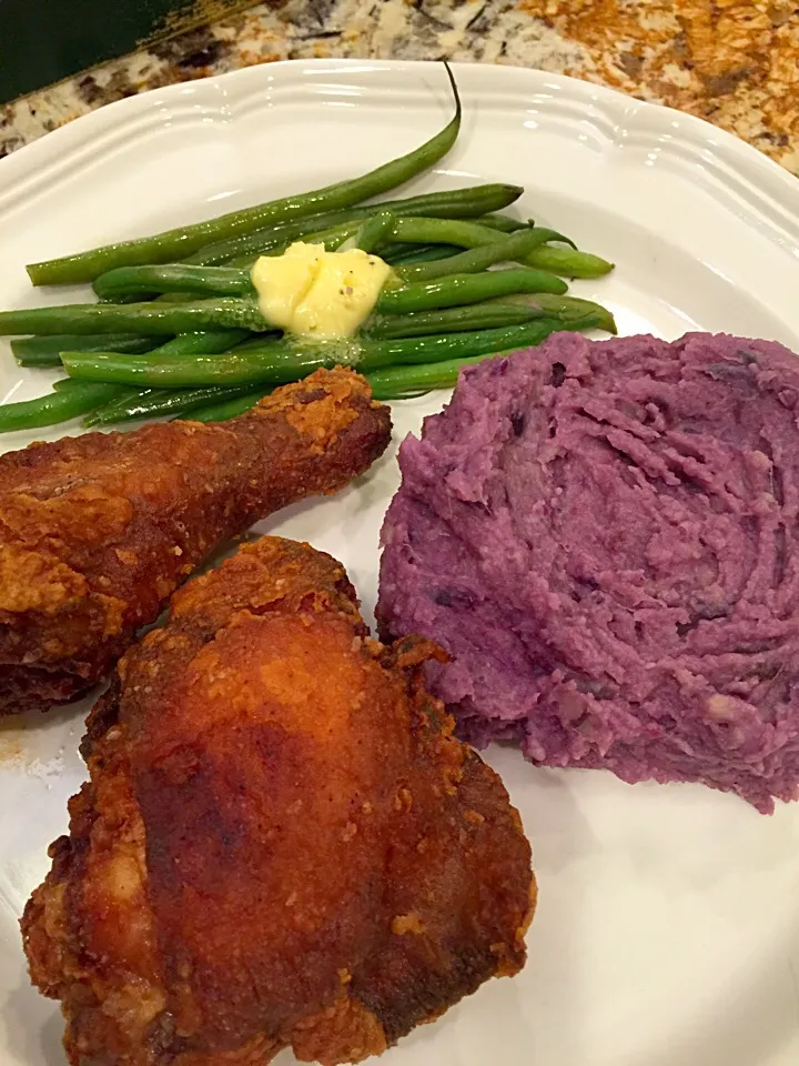 Snapdishの料理写真:My fried chicken with haricot verts and mashed purple potatoes!|Emmie Pizarroさん