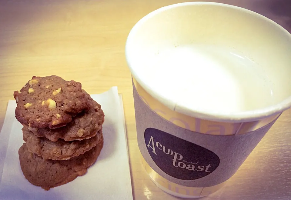 Almond & Oats coffee cookies with Hot Honey milk|Ae+ Patchaさん