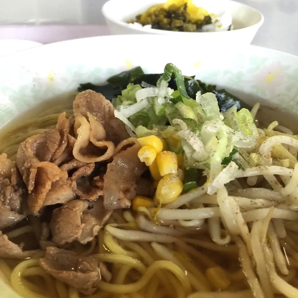 三陸産わかめの塩ラーメン。社員食堂で300円|織友さん