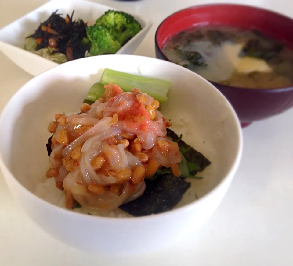 朝ごはん イカ明太納豆丼|ぽんたさん