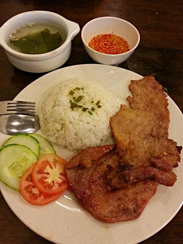 Snapdishの料理写真:ベトナムスタイル　ポークチョップライス @ Banh Mi in bandar putri puchong.|korinoさん