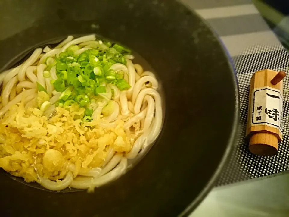 今からお昼ご飯♪
冷凍うどんと 冷凍していた天かすで 手抜きたぬきうどん～(^^; 
冷えきった体が あったまる～|yokoさん