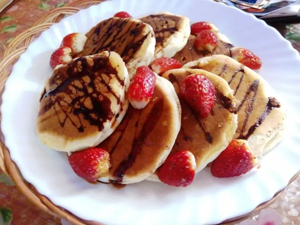 Snapdishの料理写真:Chocolate and Strawberry PanCake|sera wangdiさん