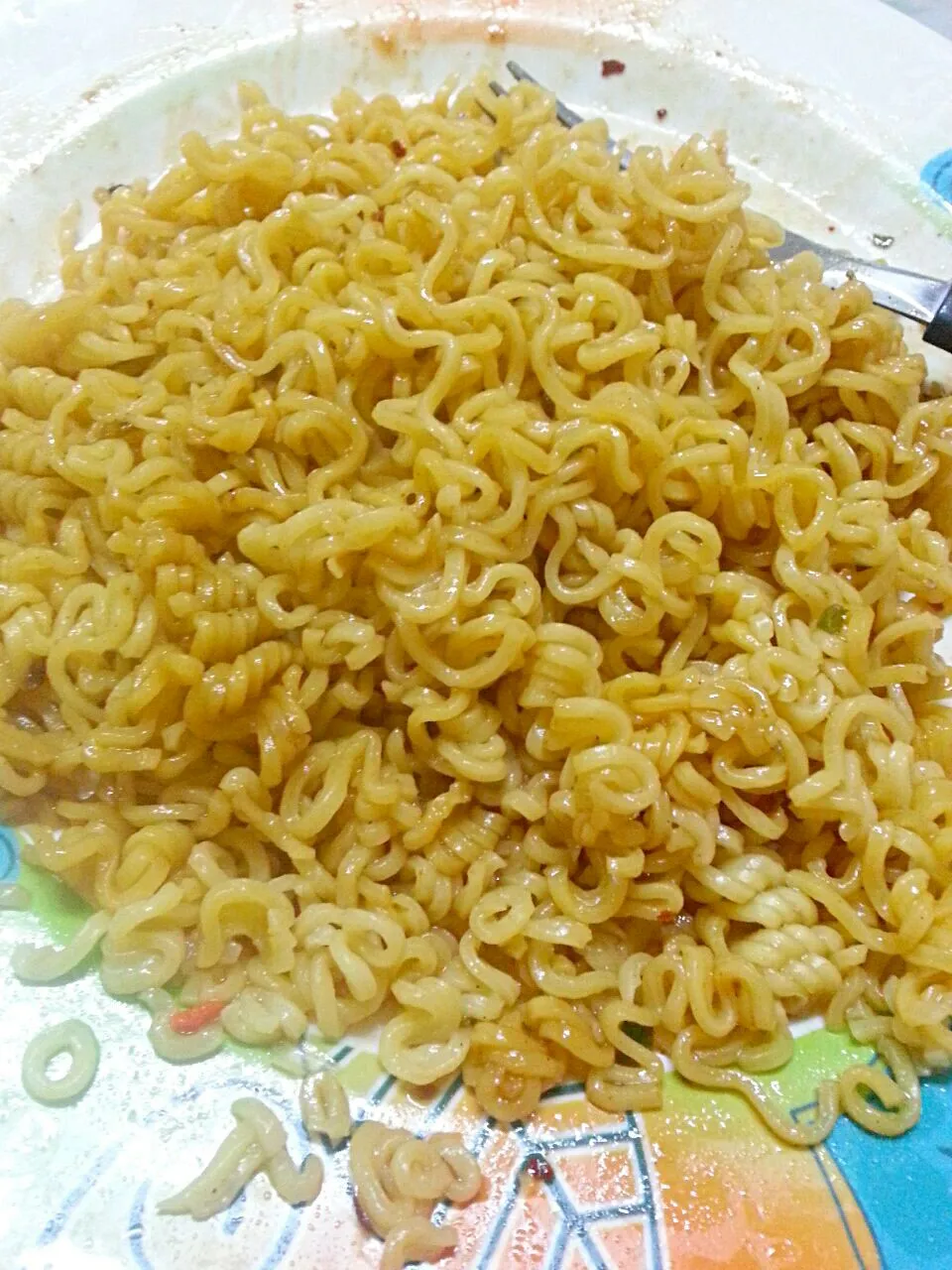 lets eat guys #pancitcanton #luckyme #chilimansi|ara laguismaさん