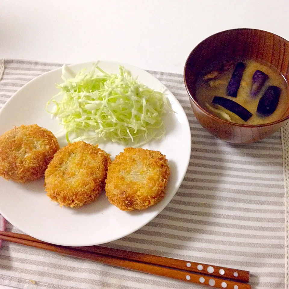 里芋のコロッケ・キャベツ・お味噌汁(焼きなす)|Accaさん