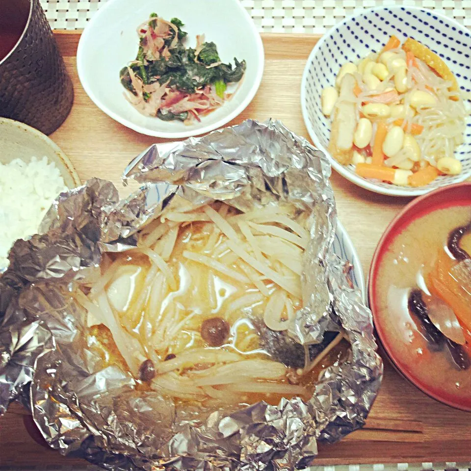 Snapdishの料理写真:シャケのホイル焼き、ほうれん草のおひたし、大豆の煮物|けむまきさん