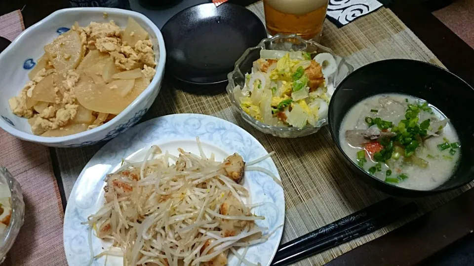 Snapdishの料理写真:けんちょ＆ぼんじりともやし炒め＆白菜サラダ＆粕汁|まぐろさん