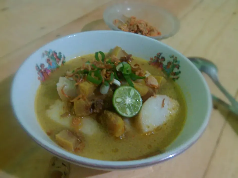 Lontong kikil surabaya|cancerina pandanさん