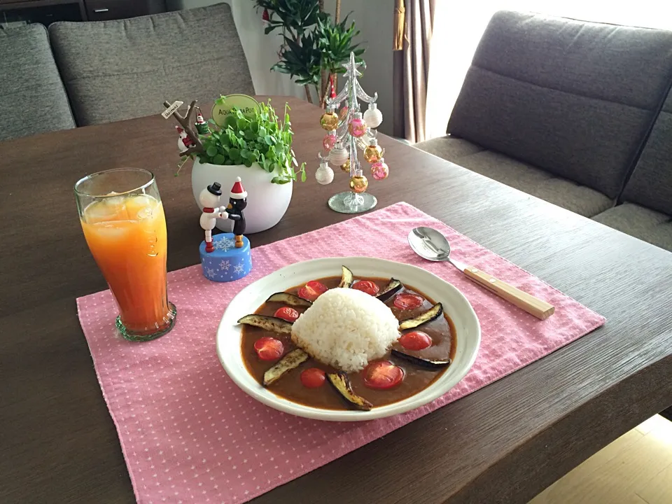 茄子とミニトマトのカレーライス、カンパリオレンジ|pentarouさん