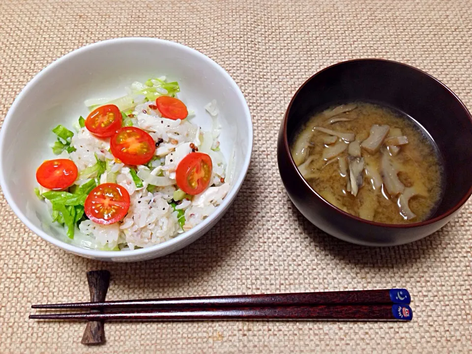 ささみとレタスのサラダ 蓮根と舞茸の味噌汁|にゃろめさん