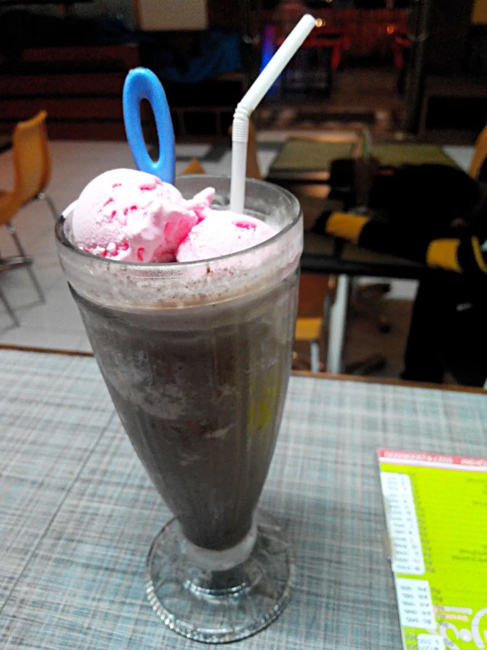 ice choco w/strawberry float|Niniekさん