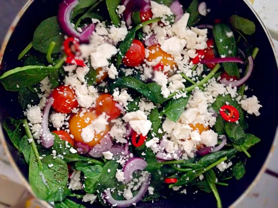 Baked eggs with spinach, feta, baby tomatoes, chili and red onion|Safiraさん