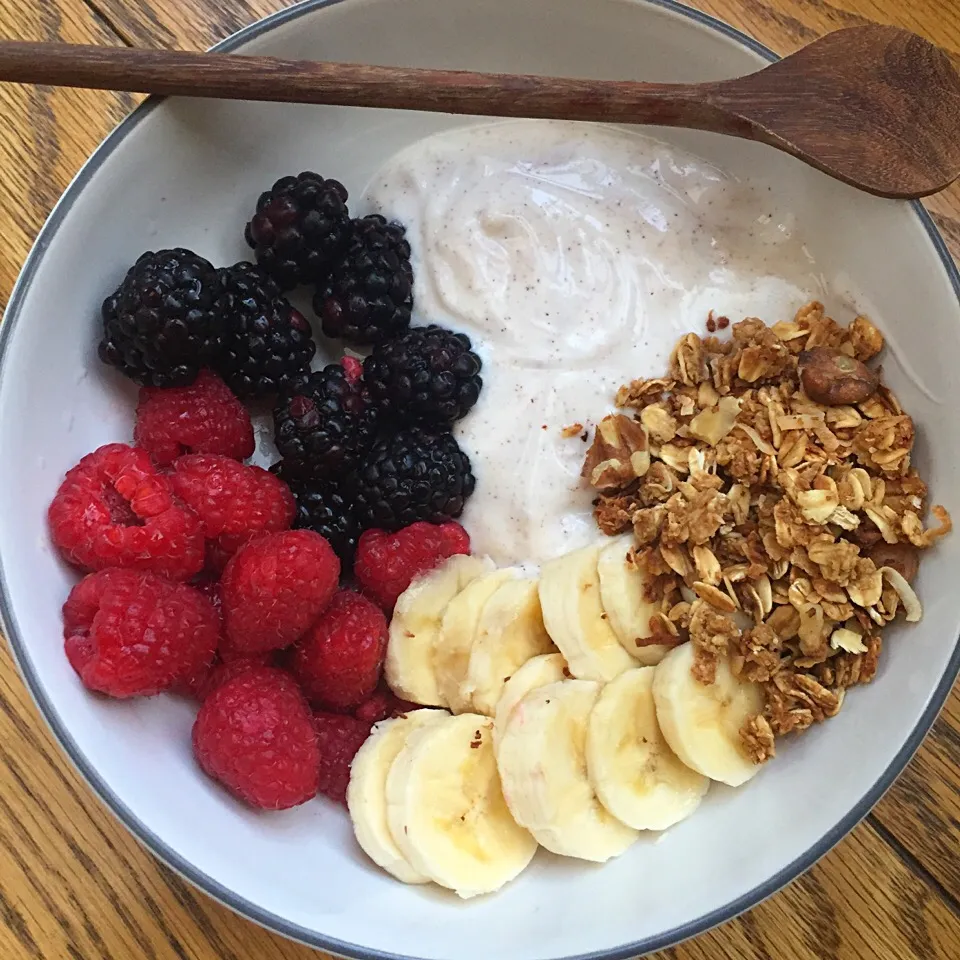 Yogurt, granola & Fruit bowl|victoria valerioさん