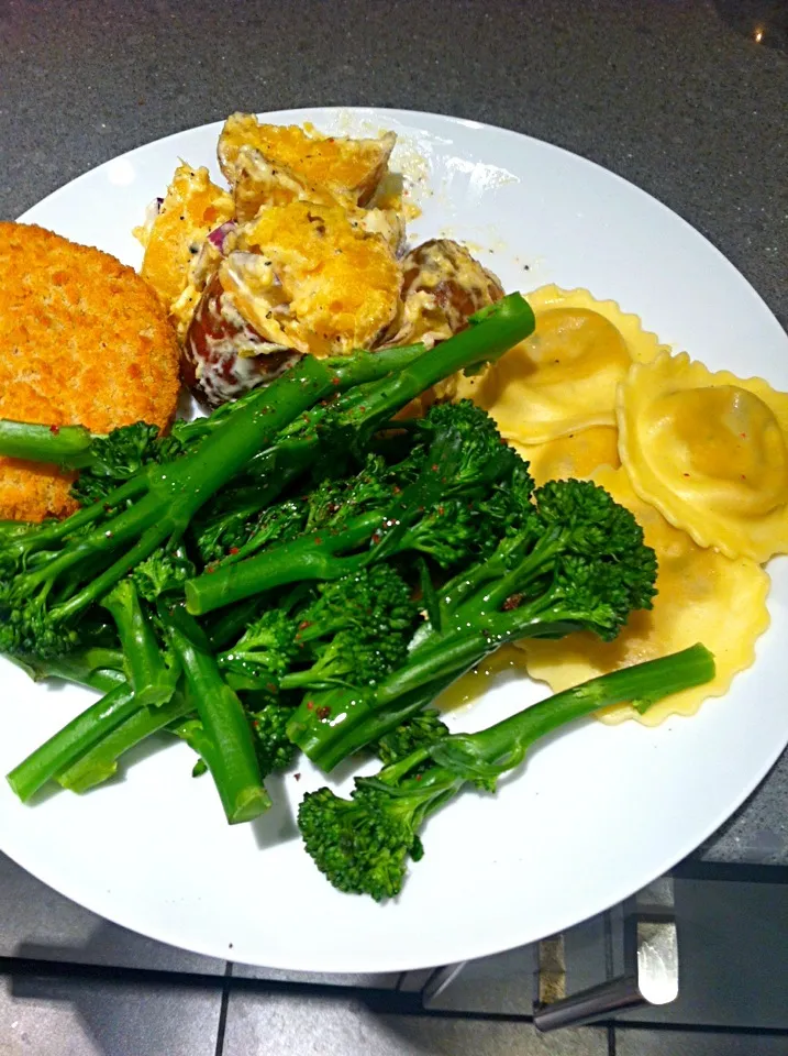 Sweet potato salad, tender stem broccoli, pumpkin filled pasta and a veggie burger xx|🍓Jolejo🍓さん