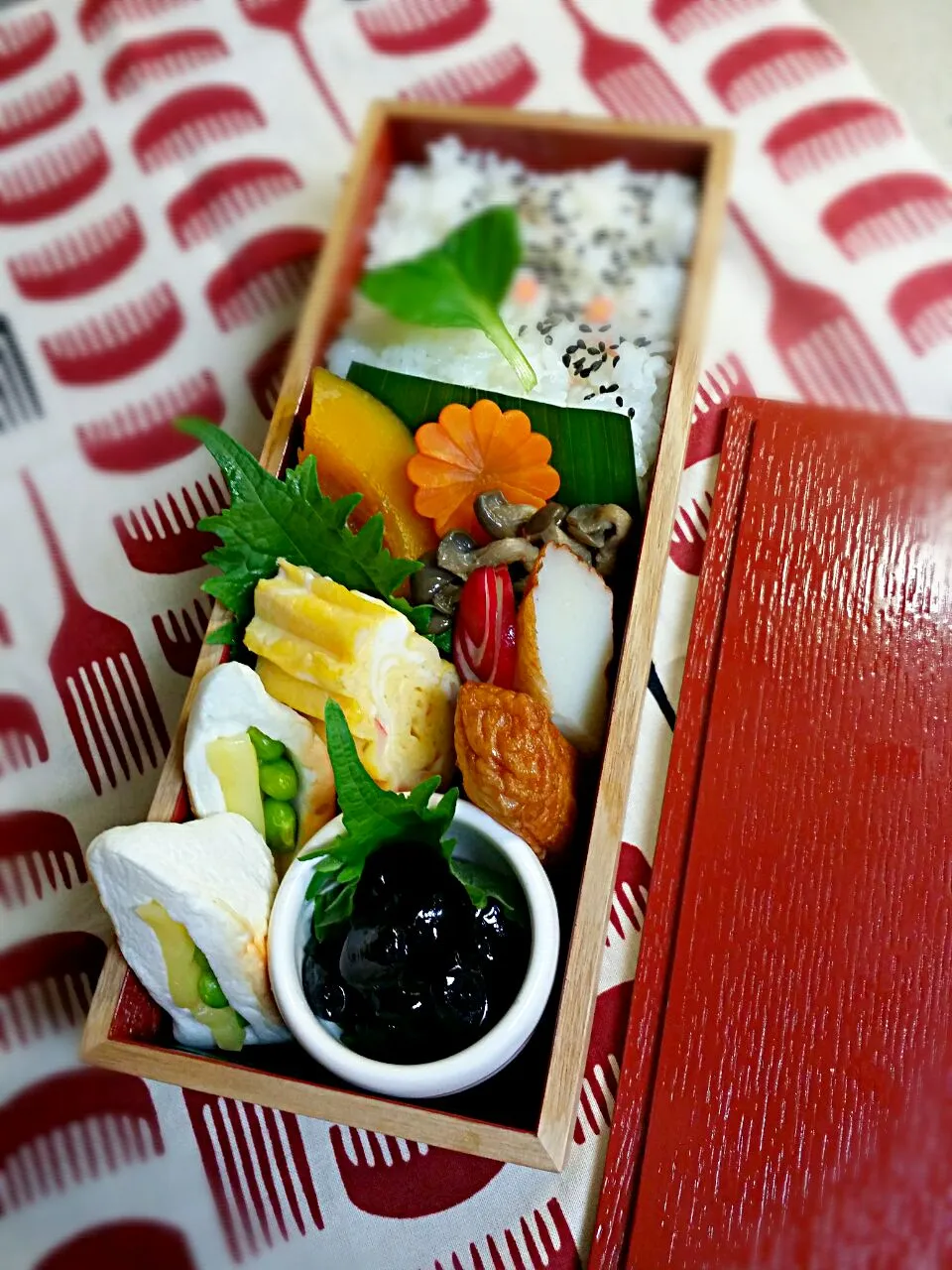 Snapdishの料理写真:《火曜日のお弁当》

・かぼちゃ、人参、しめじの煮物
・カニカマ、マヨ入り出し巻玉子
・さつま揚げ（さかえちゃんより）
・丹波の黒豆（お土産）
・はんぺん、チーズはさみ焼き

行ってらっしゃ～いら♡|藤田 まり子さん