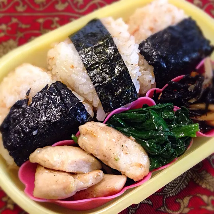 Snapdishの料理写真:おむすび🍙と鶏ささみとほうれん草炒め弁当|もえさん