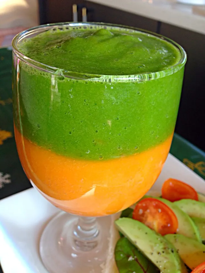 My layer smoothie' carrot orange & spinach broccoli parsley apple|viviさん