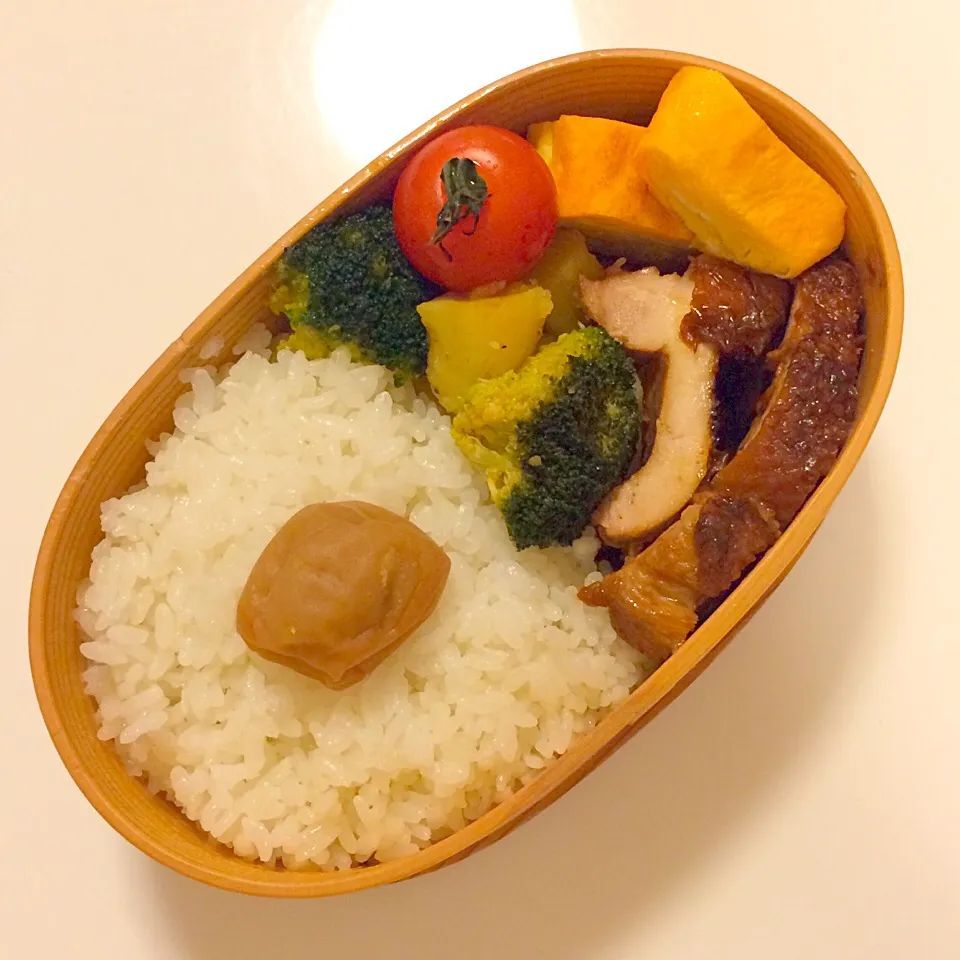 Snapdishの料理写真:今日のお弁当！鶏もも肉の照り焼き、ポテトとブロッコリーのバター醤油炒め、出汁巻き卵d(ﾟεﾟ*)|mamigoさん