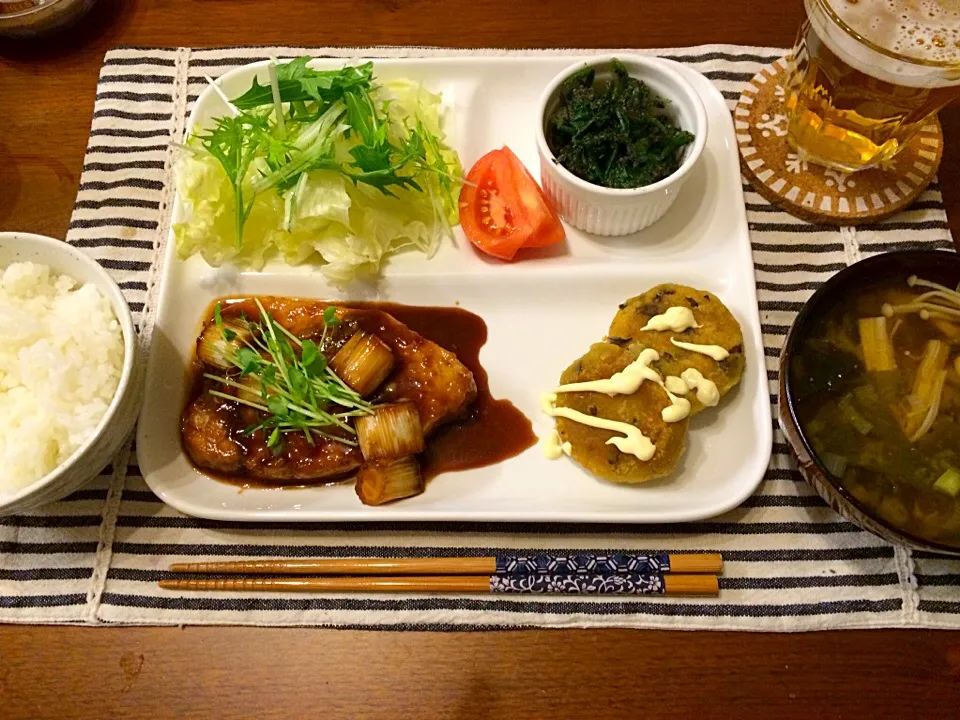 カジキマグロの煮つけ さつまいものおやき ほうれん草の胡麻和え サラダ ワカメお味噌汁|haseseさん