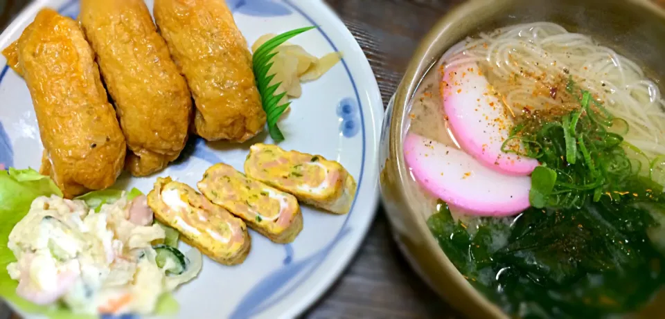 また昼   みそワカメにゅうめん、いなり、あり合わせおかず|mottomoさん