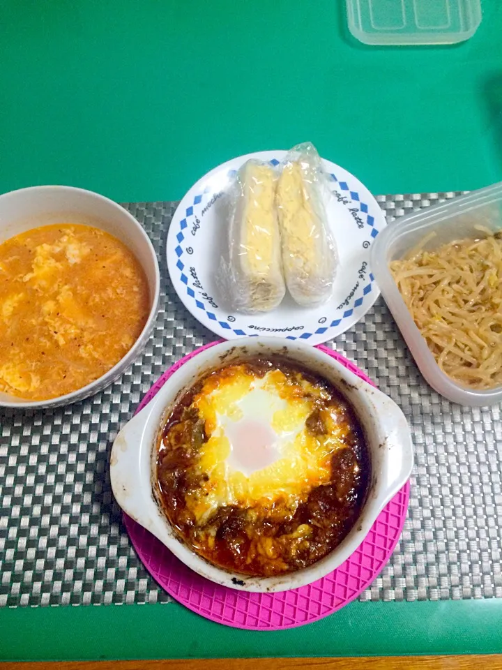 今日の昼食:トマト卵スープ・ドライカレーピザ風・特製卵ハムサンド・モヤシナムル|takamuraさん