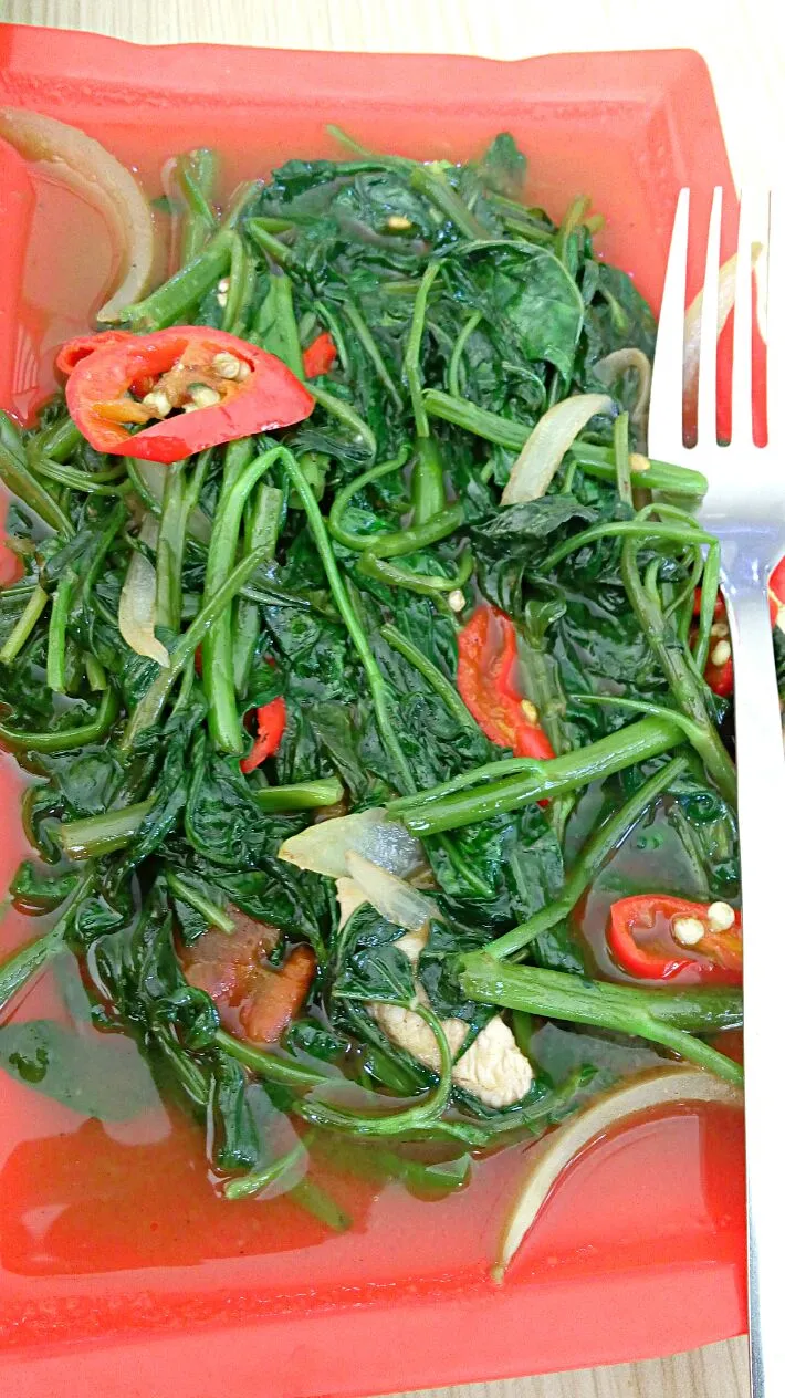 Snapdishの料理写真:Cah Kangkung @ Bu"Como Restaurant|Mutia Nurafni Diapatiさん