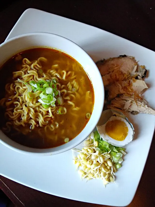 instan noodle "indomie" + pepes ayam + duck egg #spicynoodle #rendangflavour #lifiamei_kitchen|Lifia Meiさん