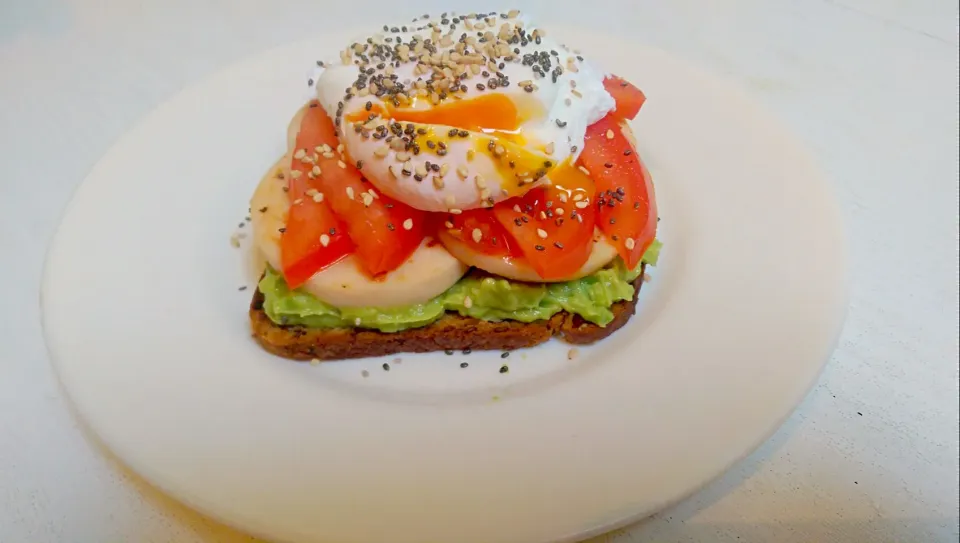 Sandwich,  protein bread, guacamole, chicken beast, tomato, poached egg,  sesame and chia seeds|Marina L.さん