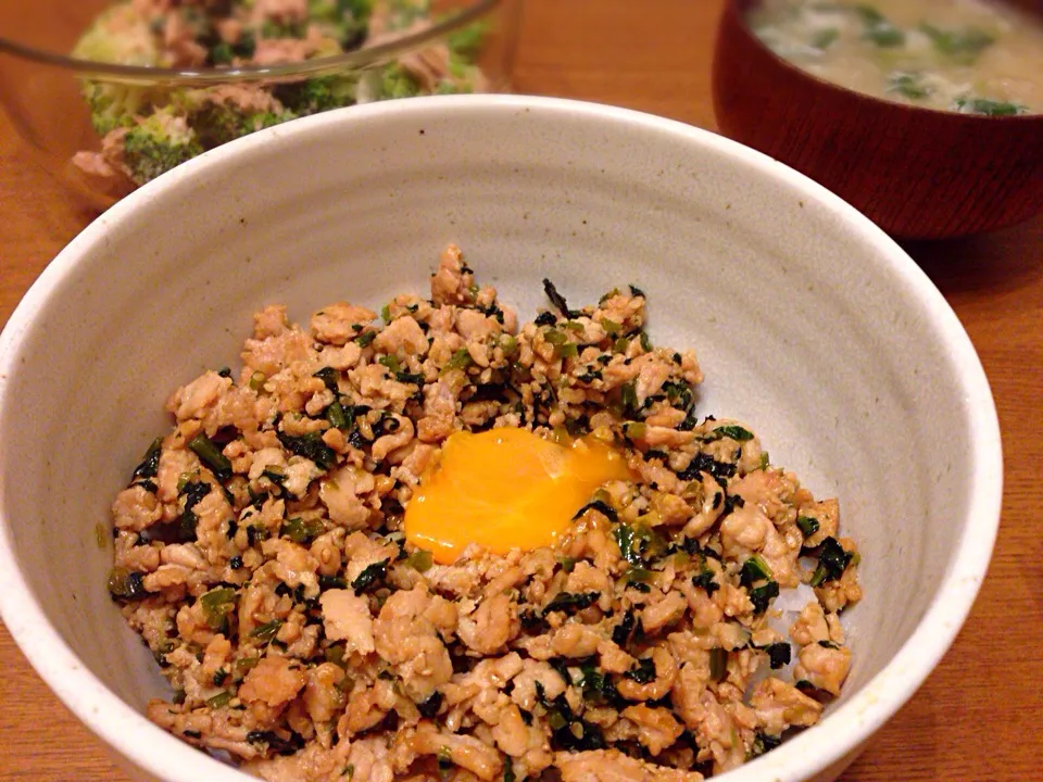 鶏ミンチと小松菜丼|夫婦ごはんさん