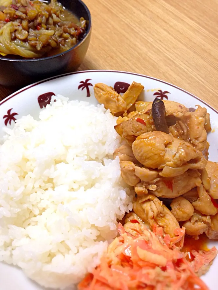 Snapdishの料理写真:ワンプレート夕飯   リンゴとにんじんのサラダ・鶏肉と干しキノコの豆板醤炒め|koinasubiさん