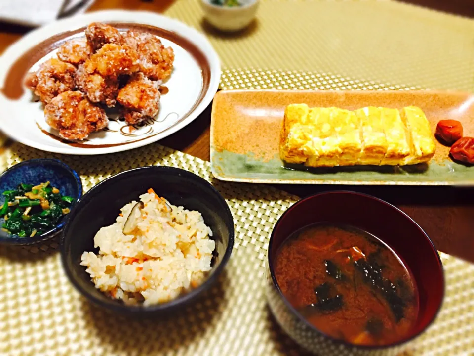 炊き込みご飯、唐揚げ、出し巻き卵、お味噌汁、ほうれん草となめたけの和えもの|ありかさん