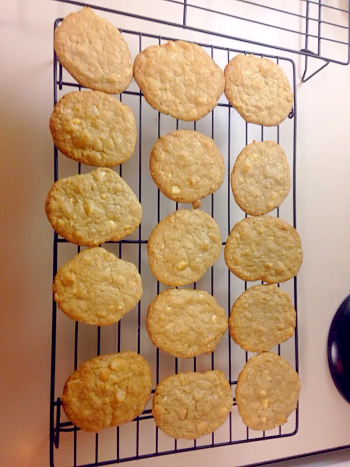 Snapdishの料理写真:Coconut White Chocolate Macadamia Cookies|Rafael Pachecoさん