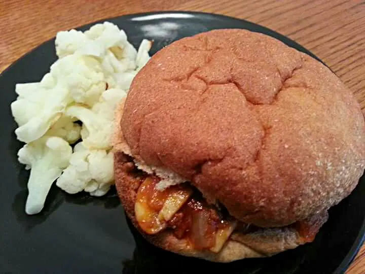 Skinny Sloppy Joes on a Whole-Wheat Bun with a side of Steamed Cauliflower (half the 93% Lean Ground Beef is replaced with Baby Bella Mushrroms)|Melissa Marie Hallさん