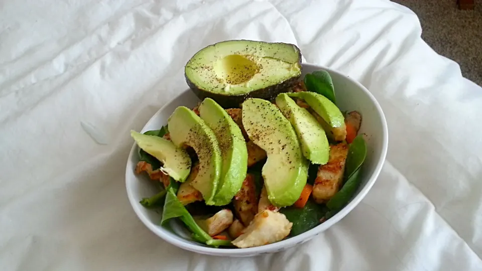 Salad #avacado #spinach #chicken|bianca chibittyさん