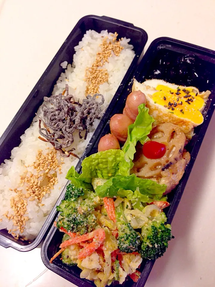 Snapdishの料理写真:お弁当*野菜と卵のサラダ、レンコン豆腐バーグが入ってます❤︎|いのちゃんさん