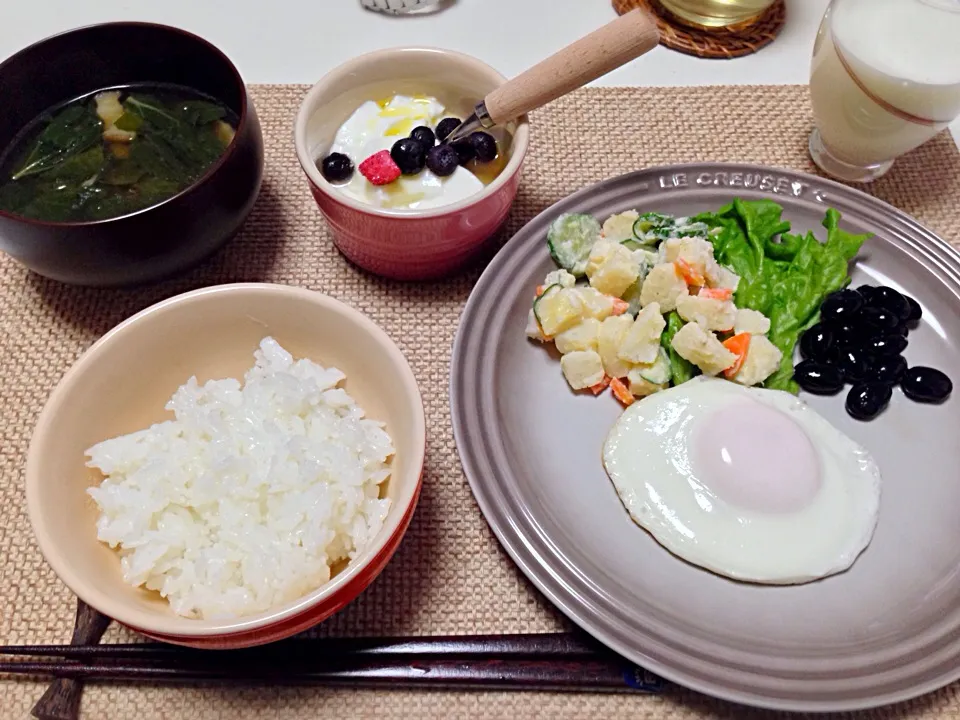 目玉焼き ごろごろポテトサラダ 黒豆 明日葉とベーコンの味噌汁 ヨーグルト|にゃろめさん