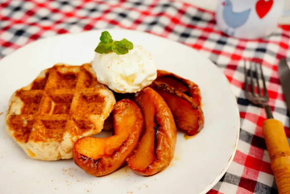 Snapdishの料理写真:ベルギーワッフル焼りんご添え🍎|hoppeさん