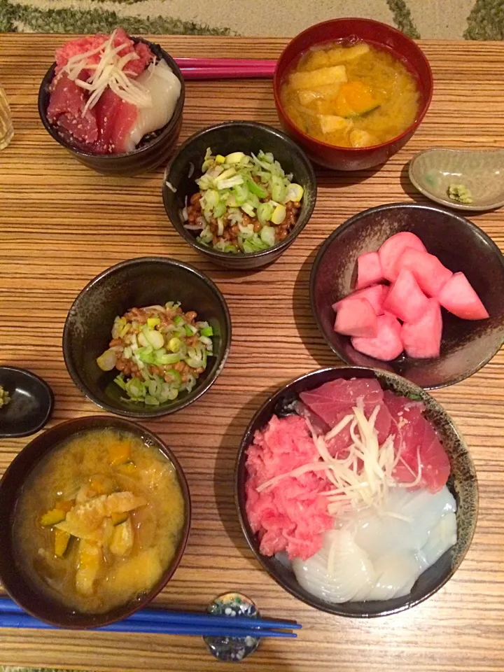 ＊晩ご飯＊ マグロとイカの海鮮丼 納豆 カブの甘酢漬け カボチャと玉ねぎ油揚げの味噌汁|pinoyamaさん