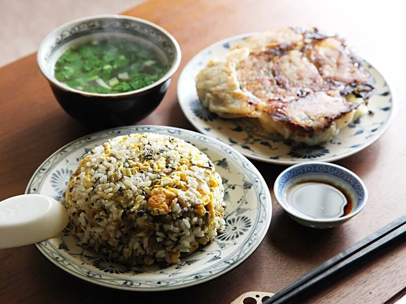 Snapdishの料理写真:高菜チャーハン、白菜餃子、セロリ中華スープ。|マユマユさん