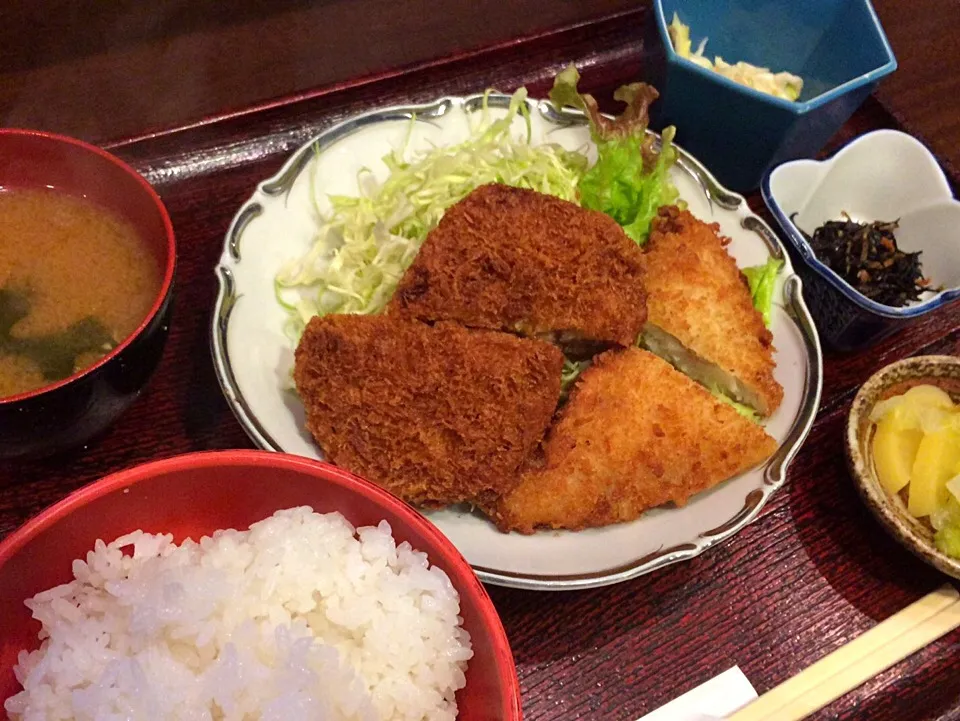 日替定食 (白身魚フライとメンチカツ)を頂きました。|momongatomoさん