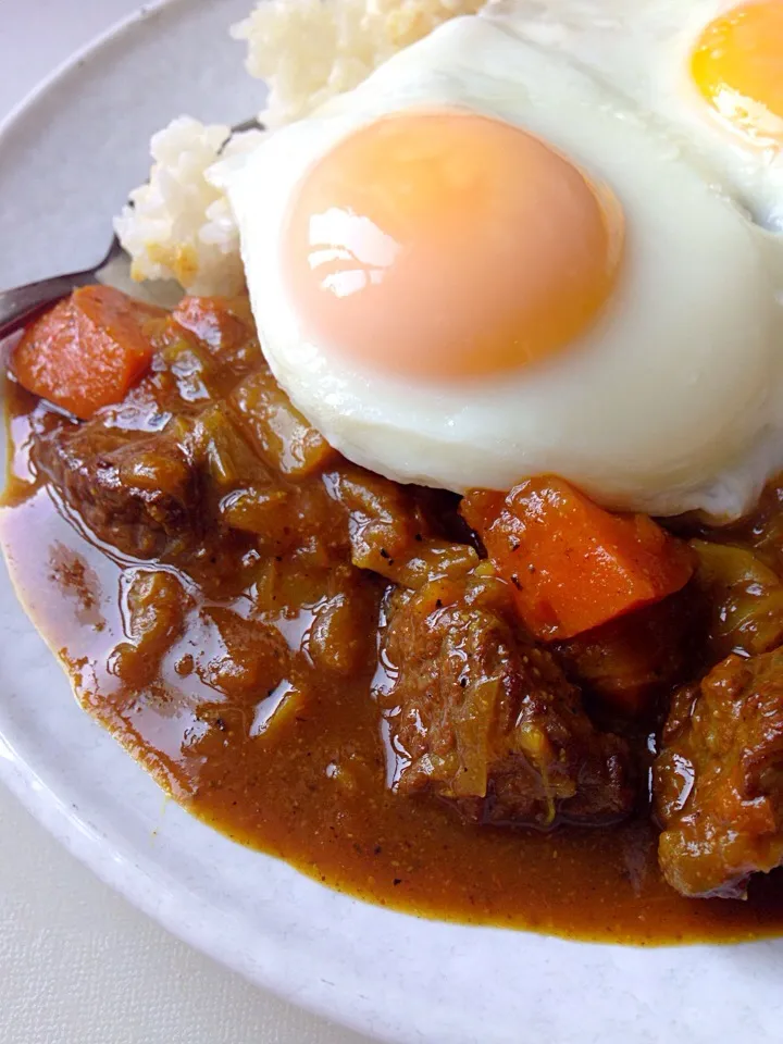 牛ウチバラ肉のカレー半熟目玉焼きをのせて|FU-TEN 古原貴大さん