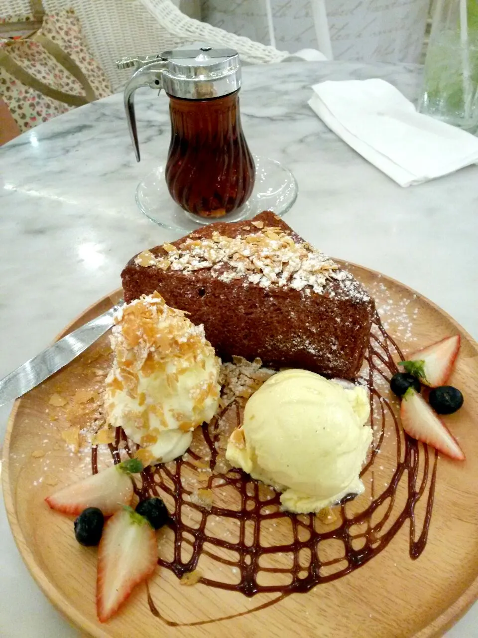 Honey Toast with Vanilla Ice Cream|Jeab Lertさん