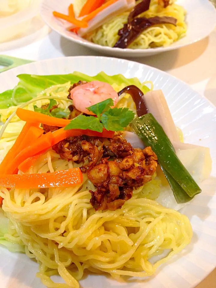 水煮大豆をかりかり炒めたヘルシー汁無し担々麺。酒蒸し蓮根、人参、きくらげ、ネギ添え。|Kumi_loveさん