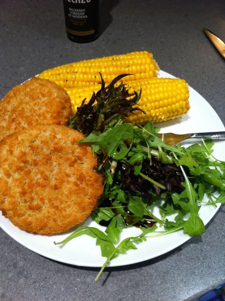 Snapdishの料理写真:Basic but delicious!  Veggie burgers, corn salad with olive oil and balsamic. 😻|🍓Jolejo🍓さん